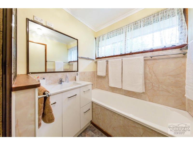 4 Karbul Crescent, Withcott QLD 4352