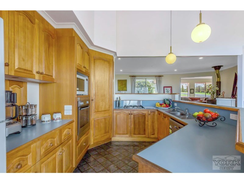 6 Hull Court, Highfields QLD 4352