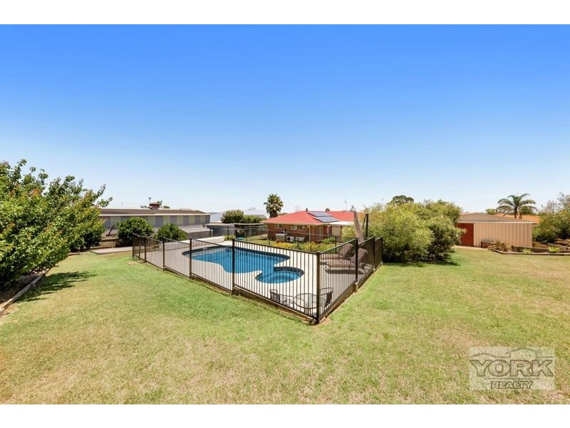 5 Schloss Court, Westbrook QLD 4350