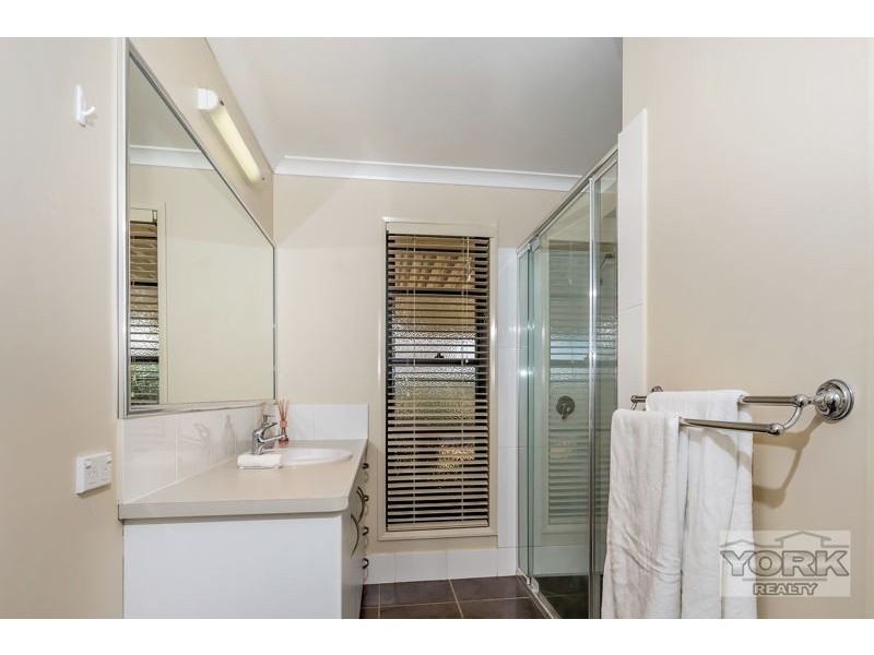 1 Saintly Place, Hodgson Vale QLD 4352