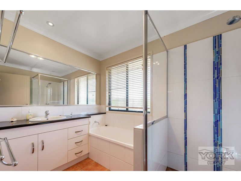 1 Saintly Place, Hodgson Vale QLD 4352