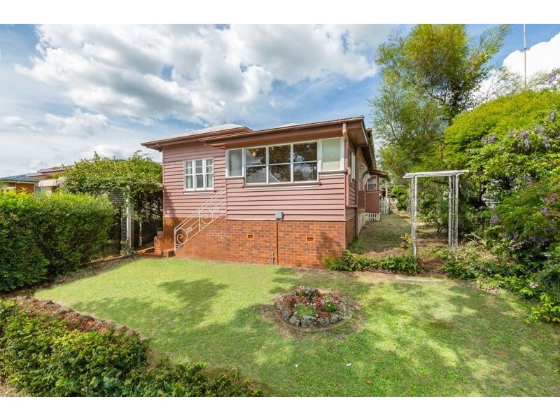 196 Ruthven Street, North Toowoomba QLD 4350