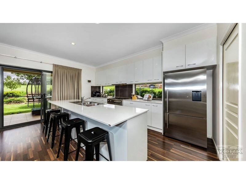 8 Gilbert Court, Highfields QLD 4352