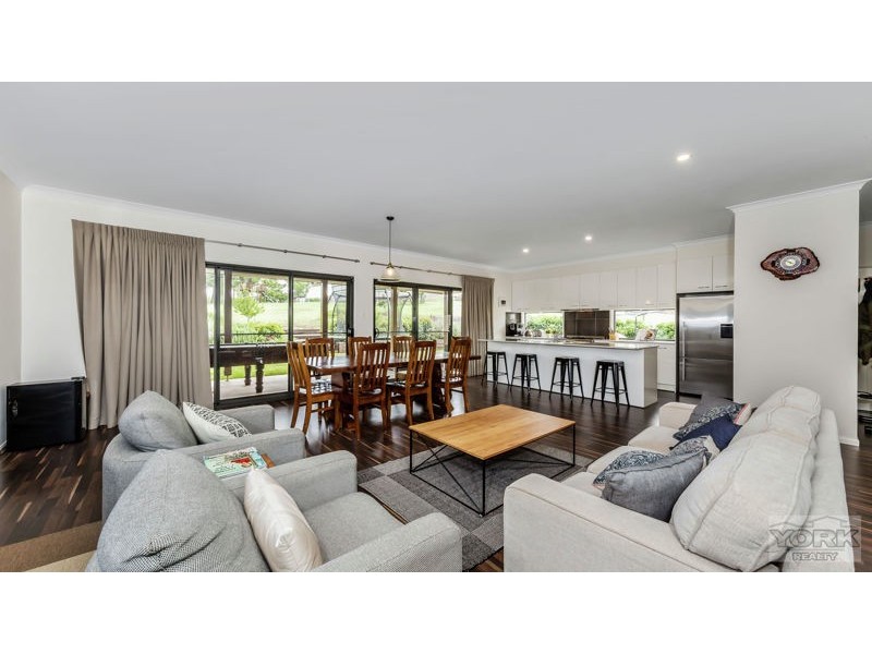 8 Gilbert Court, Highfields QLD 4352