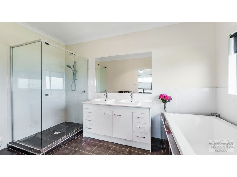 8 Gilbert Court, Highfields QLD 4352