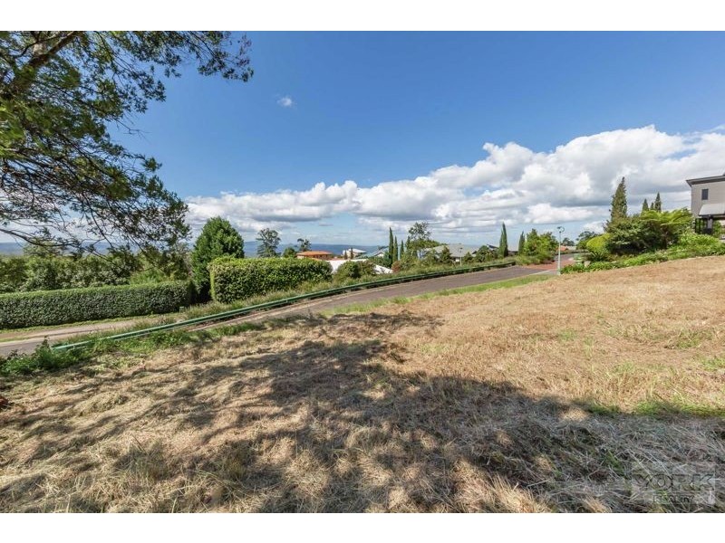 37 Windemere Terrace, Mount Lofty QLD 4350