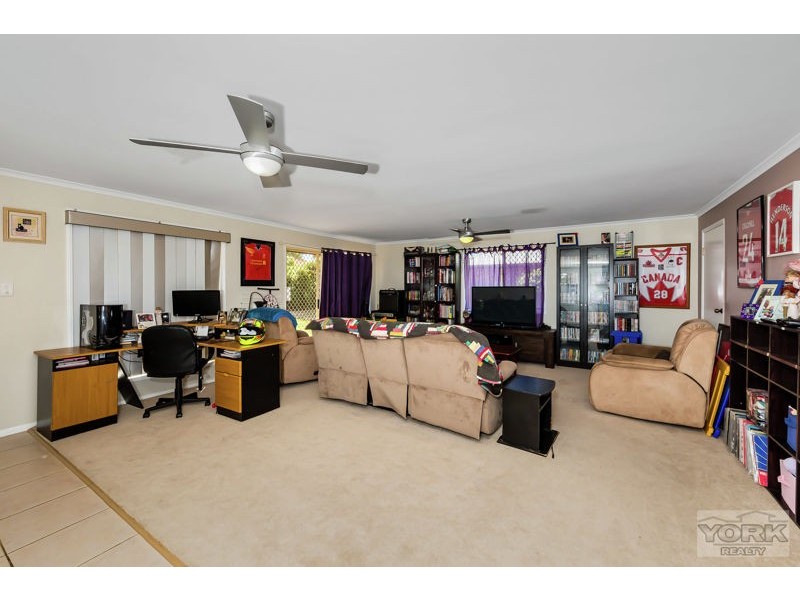 13 Cameron Street, Wyreema QLD 4352