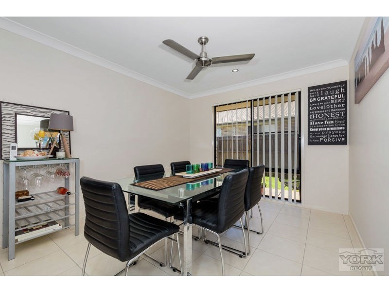 2/12 Esmeralda Street, Cambooya QLD 4358