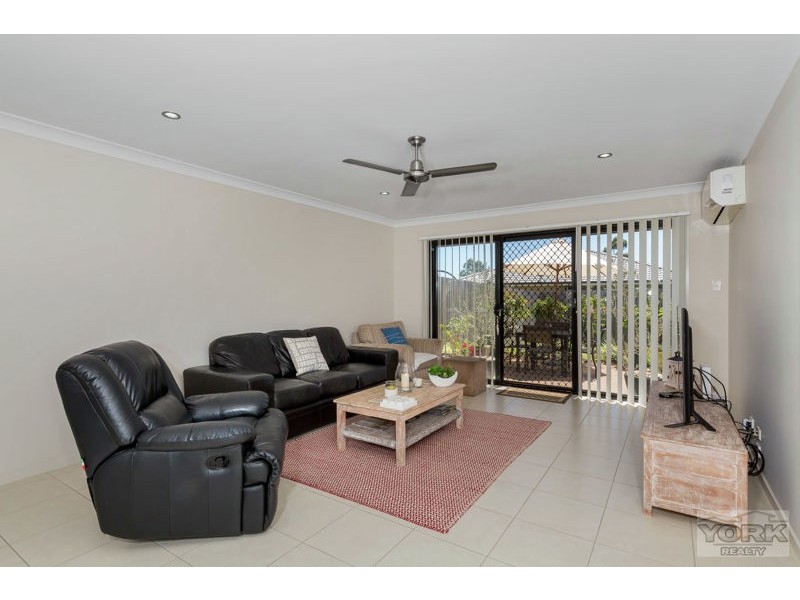 2/12 Esmeralda Street, Cambooya QLD 4358