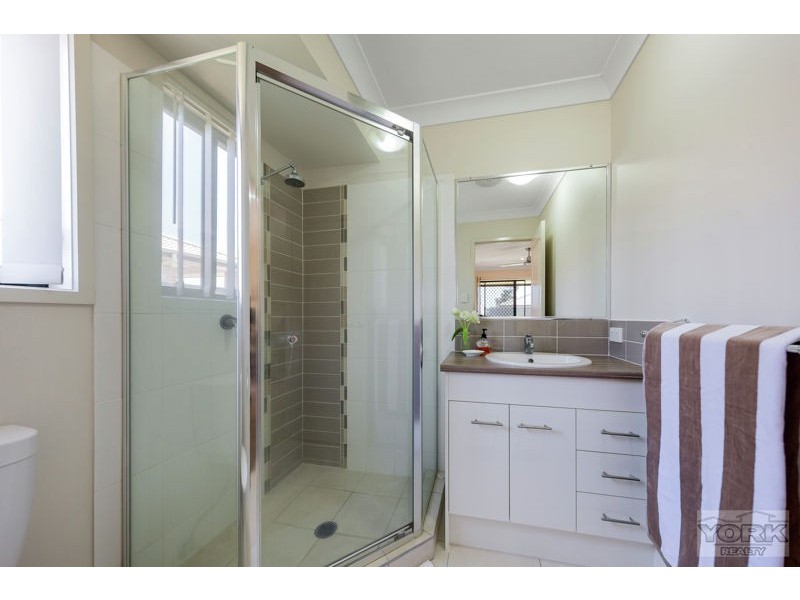 2/12 Esmeralda Street, Cambooya QLD 4358