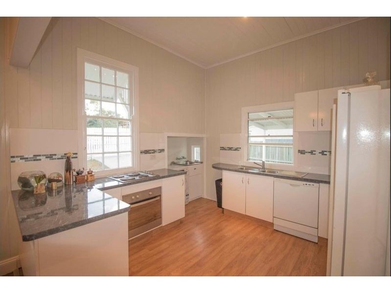 5 West Street, Newtown QLD 4350