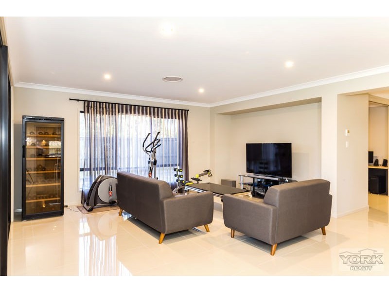 488 Mackenzie Street, Middle Ridge QLD 4350