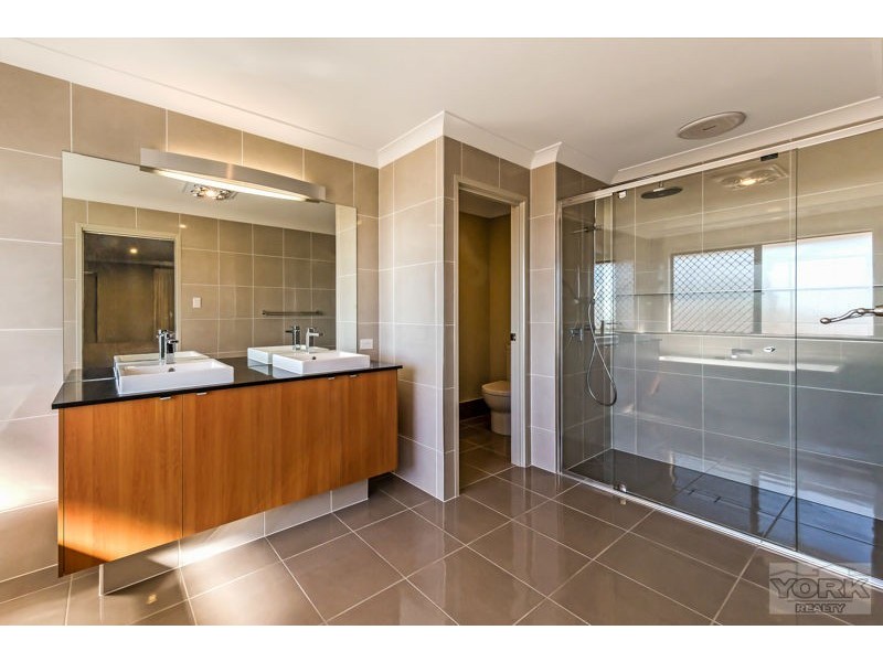 488 Mackenzie Street, Middle Ridge QLD 4350