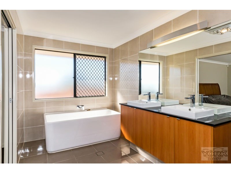 488 Mackenzie Street, Middle Ridge QLD 4350