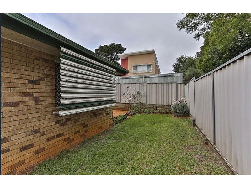 8/19a Gladstone Street, Newtown QLD 4350