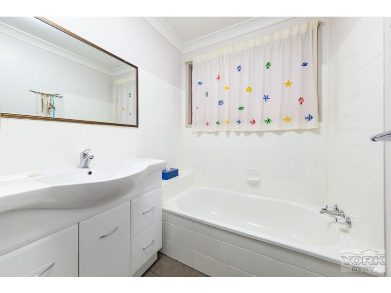 4 Belcher Drive, Glenvale QLD 4350