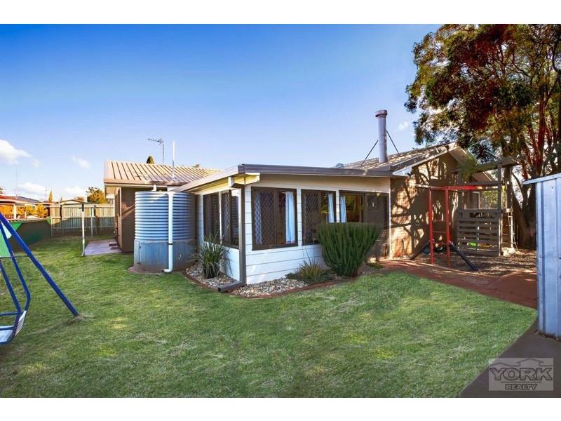 4 Belcher Drive, Glenvale QLD 4350