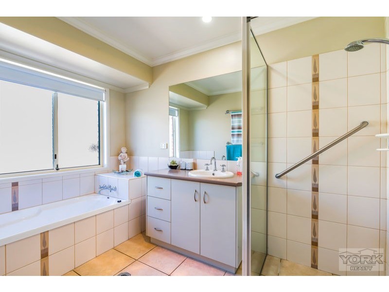 31 Hinchliffe Drive, Kearneys Spring QLD 4350