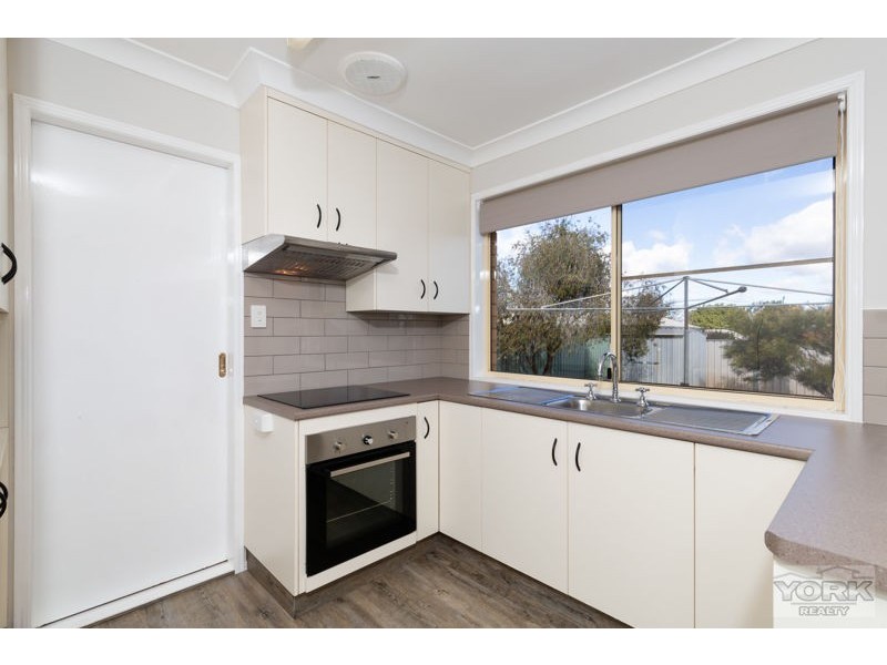 8 Oaklands Court, Glenvale QLD 4350