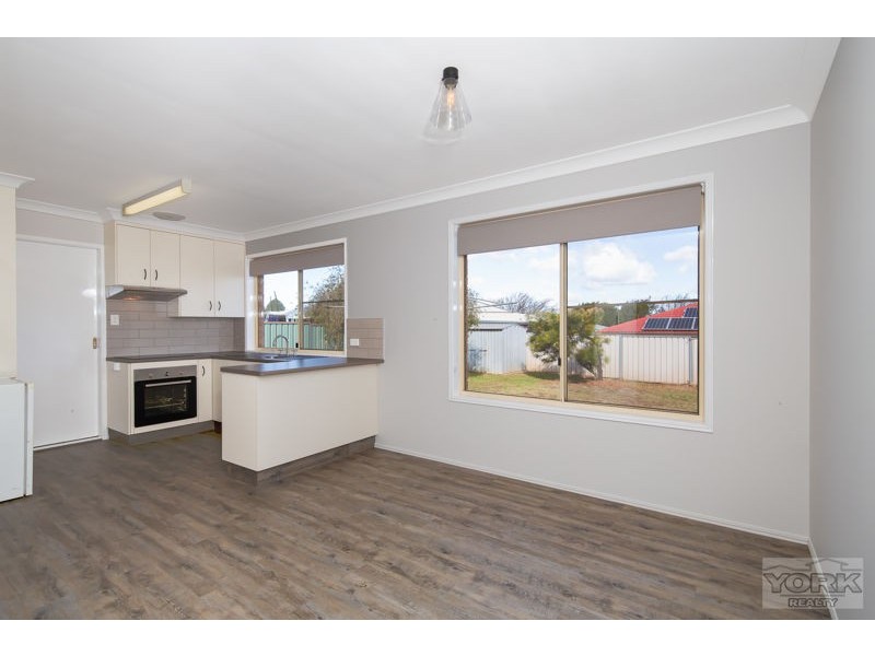 8 Oaklands Court, Glenvale QLD 4350