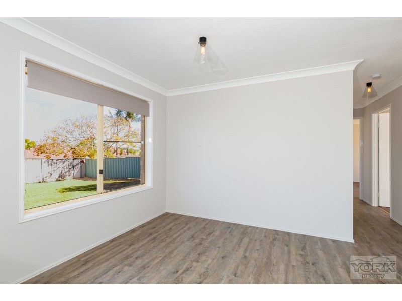 8 Oaklands Court, Glenvale QLD 4350