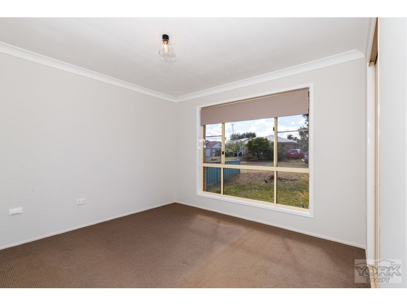 8 Oaklands Court, Glenvale QLD 4350