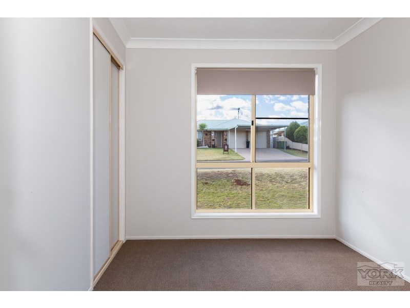 8 Oaklands Court, Glenvale QLD 4350