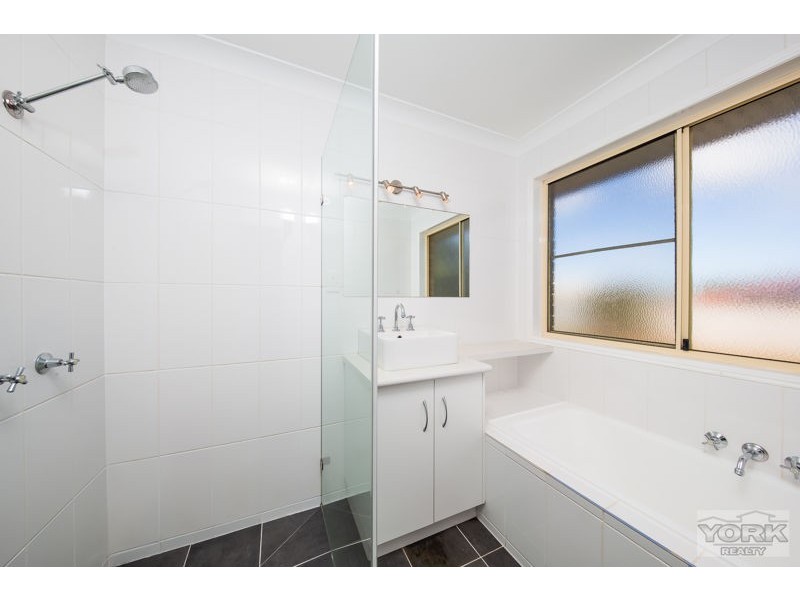8 Oaklands Court, Glenvale QLD 4350