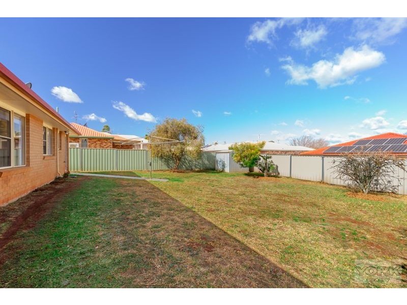 8 Oaklands Court, Glenvale QLD 4350