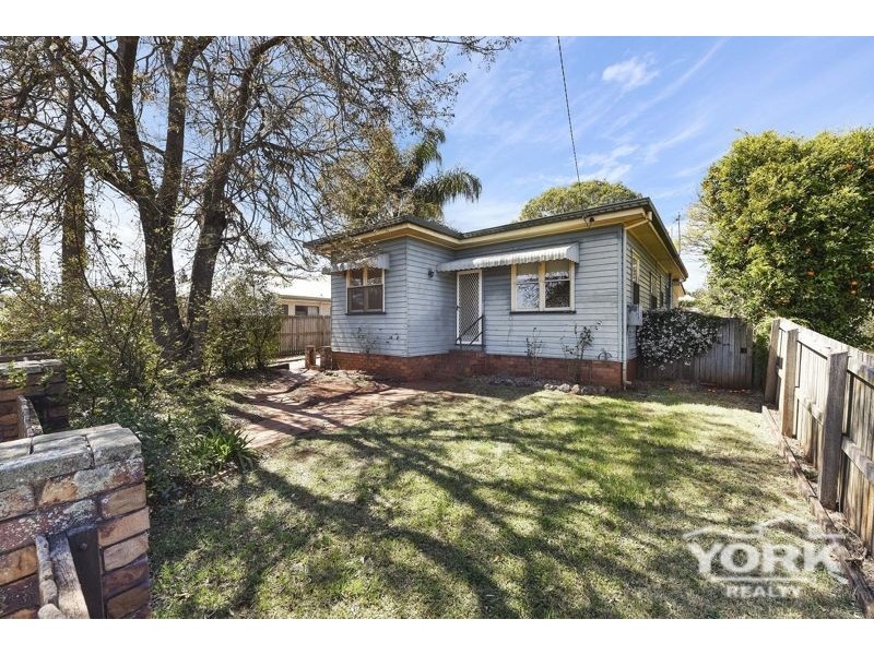 6 Waverley Street, North Toowoomba QLD 4350