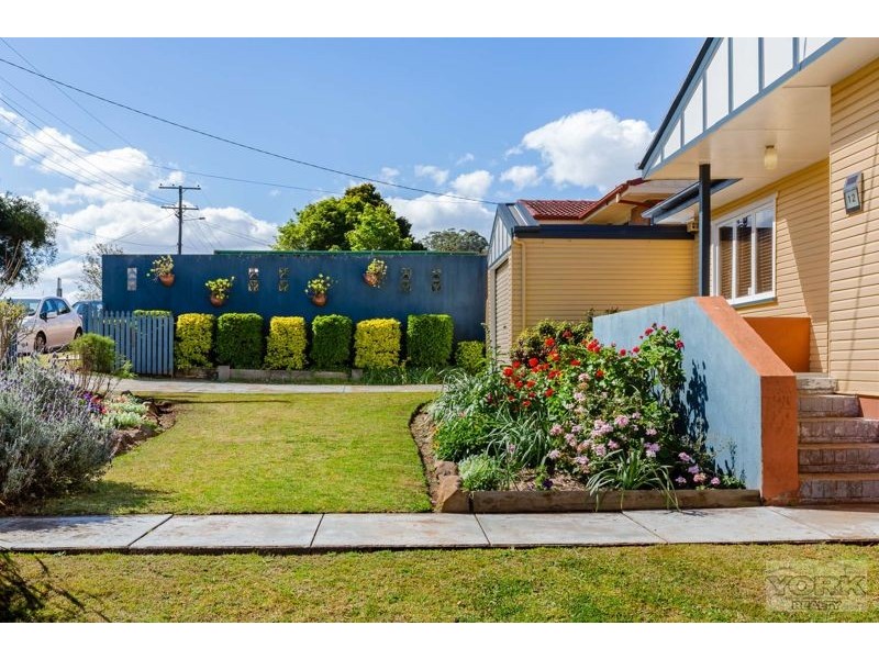 12 Esther Street, Mount Lofty QLD 4350