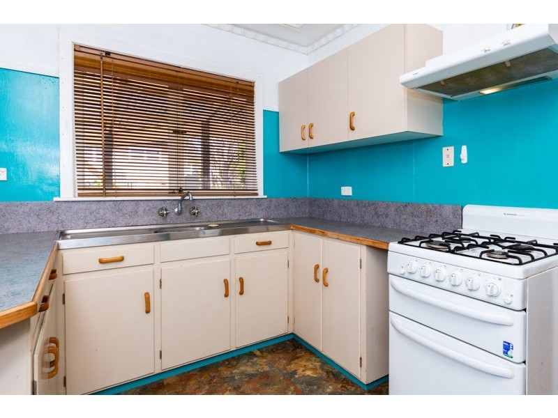 12 Esther Street, Mount Lofty QLD 4350