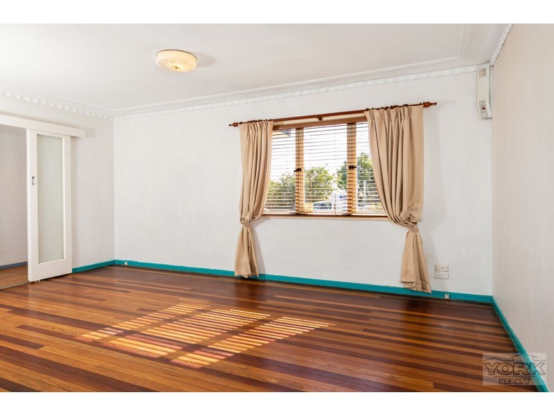 12 Esther Street, Mount Lofty QLD 4350