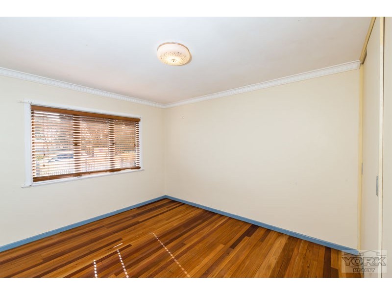 12 Esther Street, Mount Lofty QLD 4350