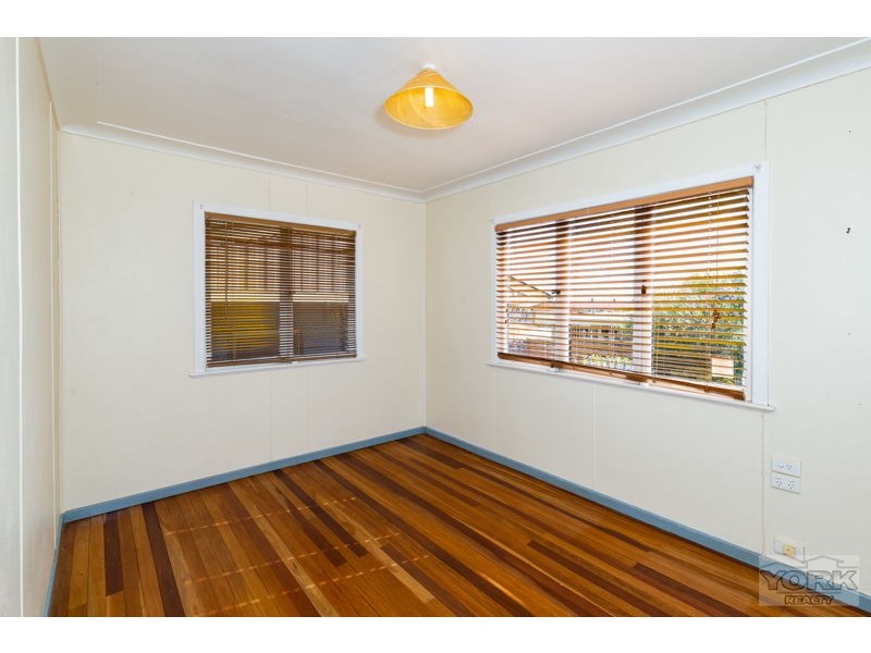 12 Esther Street, Mount Lofty QLD 4350