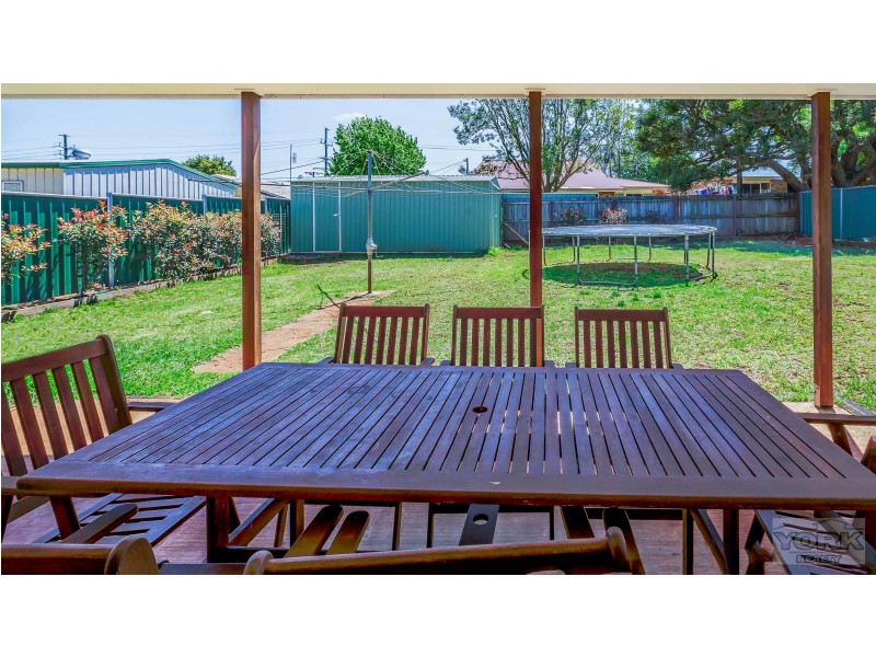 21 Coates Street, Kearneys Spring QLD 4350