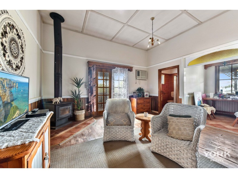 242 New England Highway, Harlaxton QLD 4350