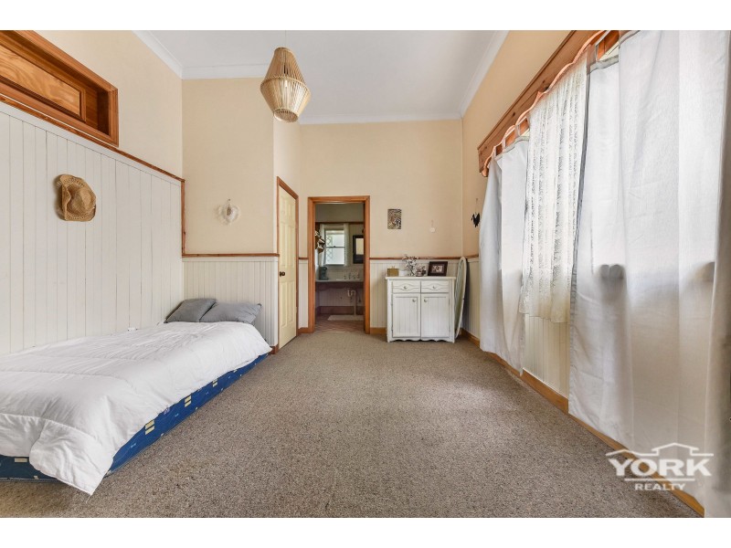 242 New England Highway, Harlaxton QLD 4350