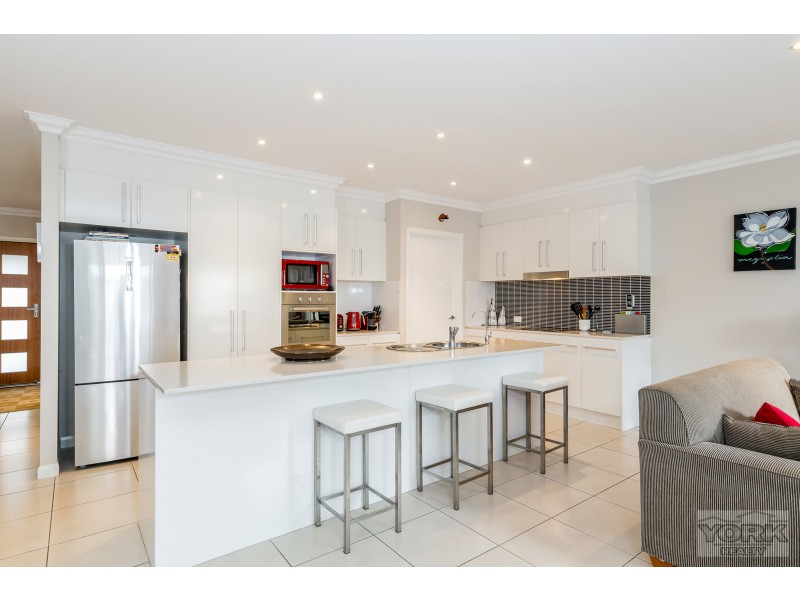 3/245 Mackenzie Street, Centenary Heights QLD 4350