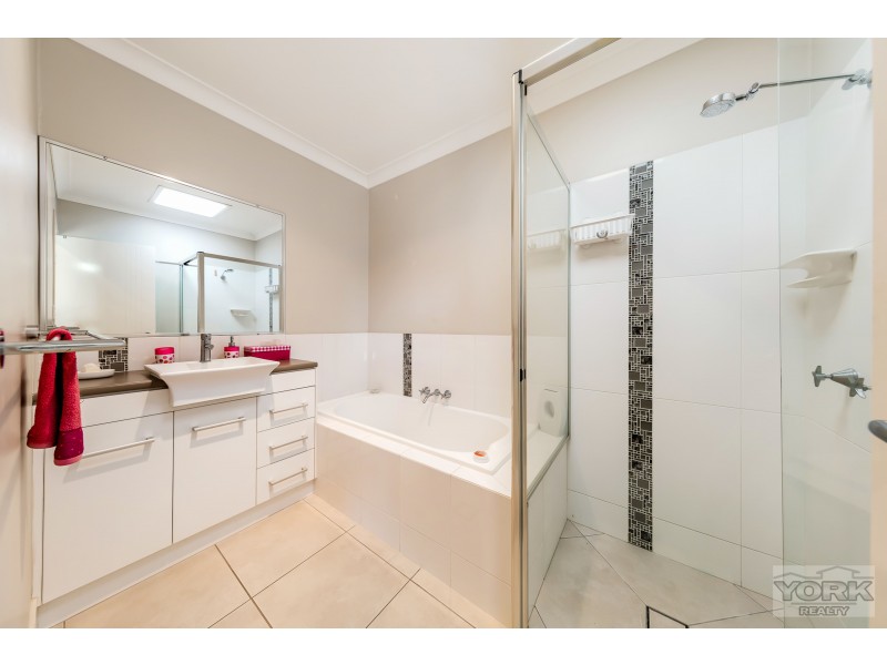 3/245 Mackenzie Street, Centenary Heights QLD 4350