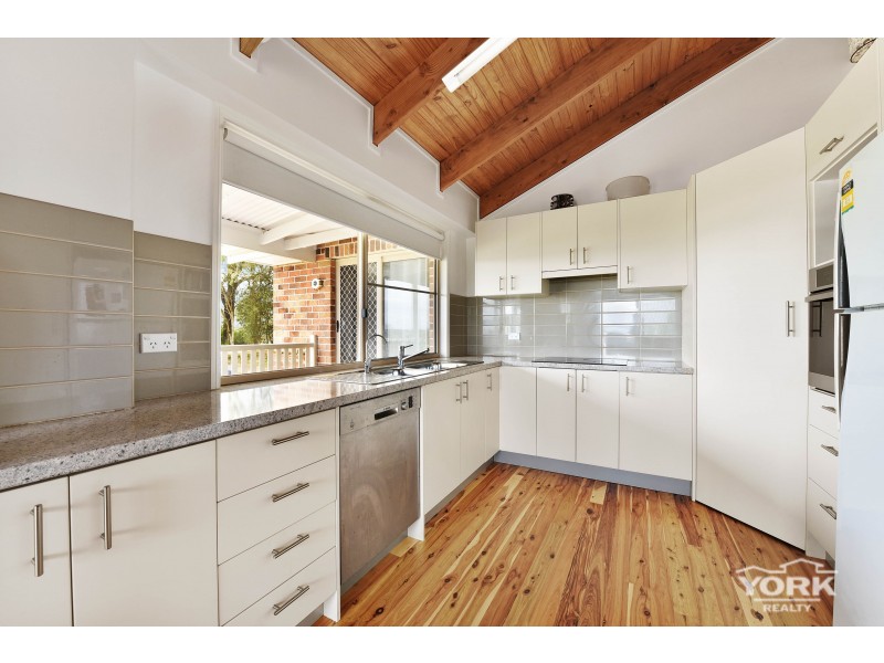 10 Ironbark Crescent, Meringandan QLD 4352