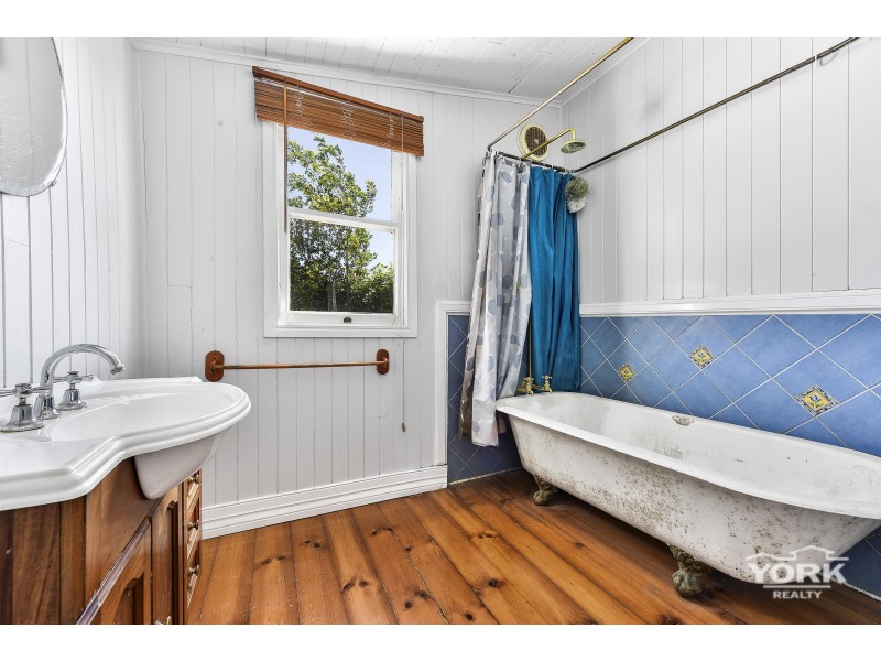 21 Burton Street, Harristown QLD 4350