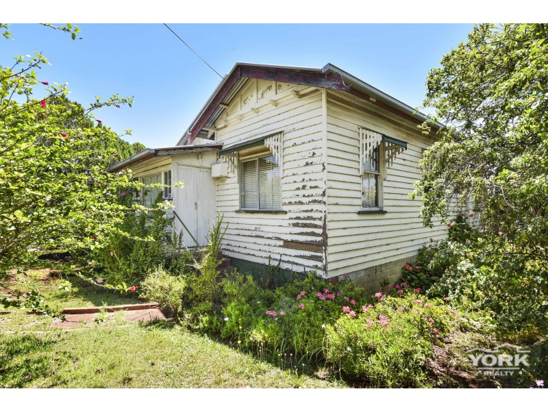 264 West Street, Kearneys Spring QLD 4350