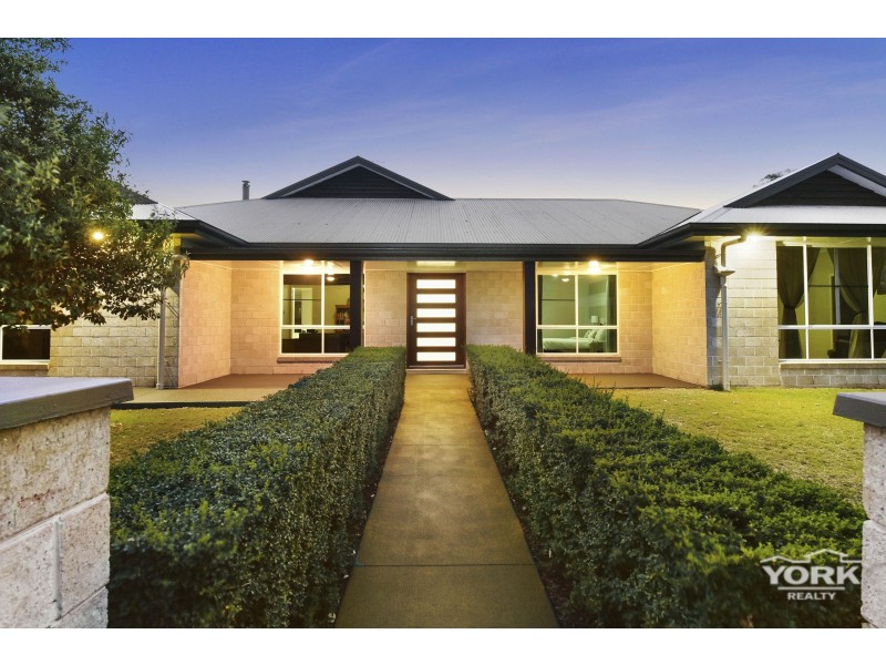 11 Lancaster Court, Top Camp QLD 4350