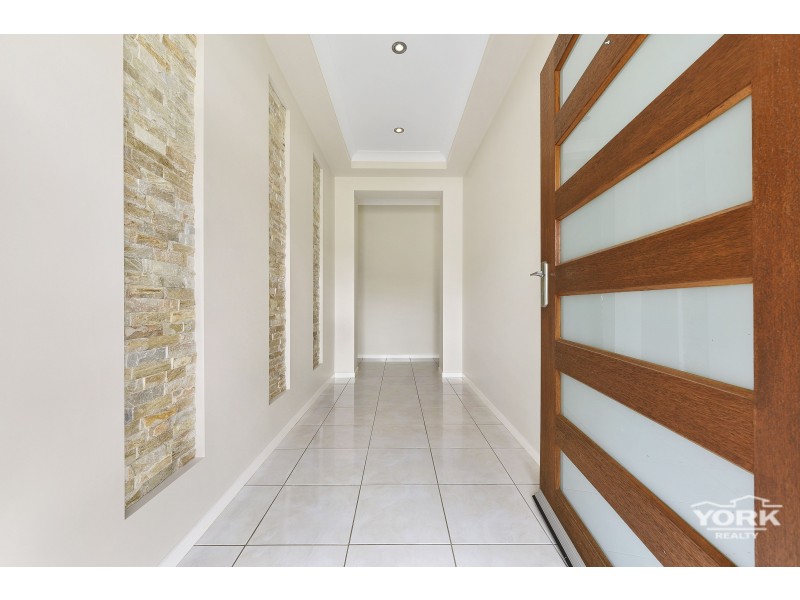 11 Lancaster Court, Top Camp QLD 4350