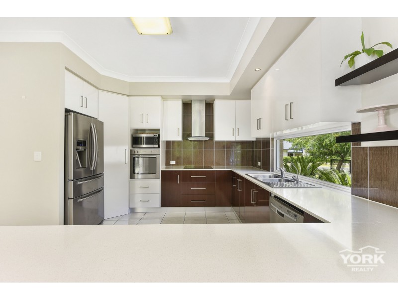 11 Lancaster Court, Top Camp QLD 4350