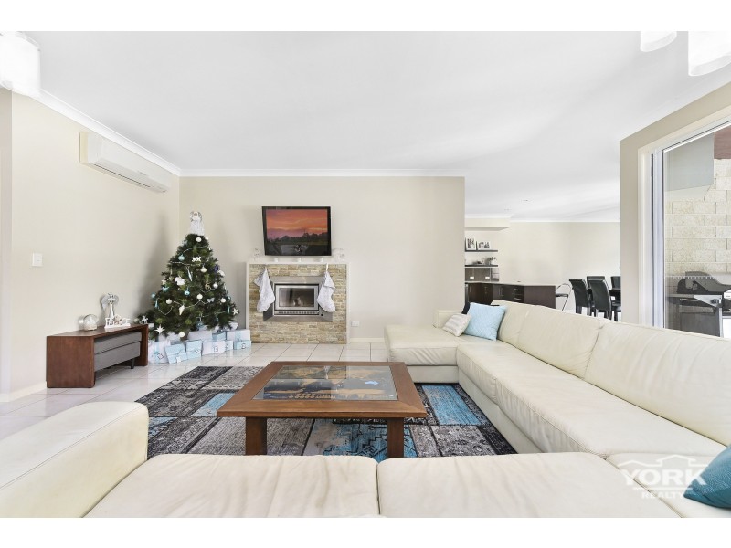 11 Lancaster Court, Top Camp QLD 4350