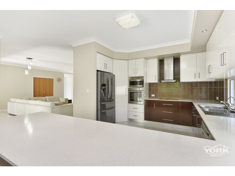 11 Lancaster Court, Top Camp QLD 4350