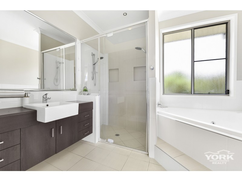 11 Lancaster Court, Top Camp QLD 4350