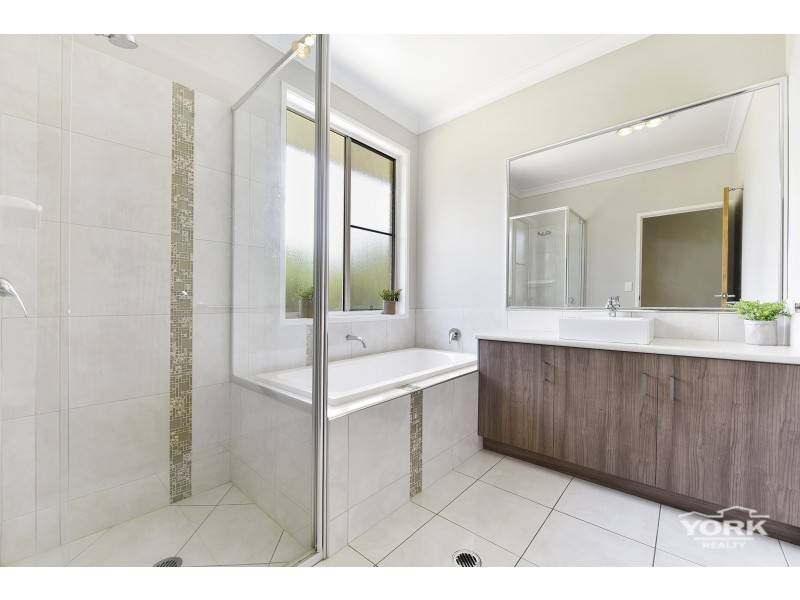 11 Lancaster Court, Top Camp QLD 4350